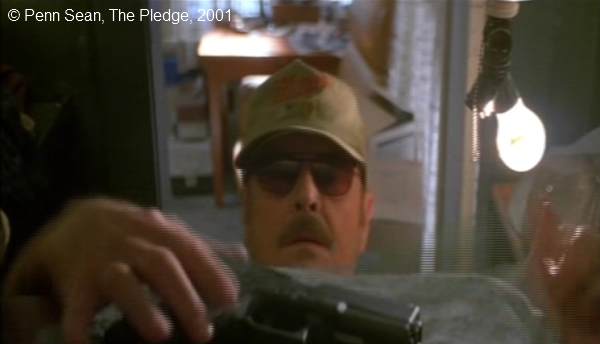 Fichier:The Pledge Sean Penn 09 armoire gun 1h 33 04.jpg
