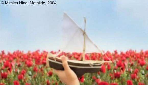 Mathilde, plan 135.  Misho (le fils de Paradic, un criminel de guerre Serbe) est sourd aux explosions, il joue avec un petit bateau. L’image est flamboyante. L’enfant fait naviguer, innocemment, son bateau sur un champ de fleurs rouge imaginé par l'esprit innocent de l'enfant.