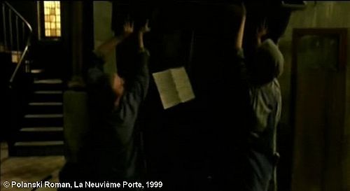 La Neuvième Porte, C'est l'avant dernière séquence finale du film, deux artisans déménagent une armoire, ils demandent à Dean Corso, de reculer. Ils inclinent l'armoire, une feuille (la neuvième) vient de tomber aux pieds de Dean.