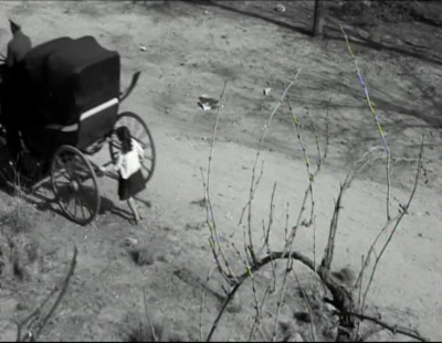  Viridiana de Luis Buñuel.     Photogramme 52 - Plan 65b.  Rita se met à courir derrière la calèche.