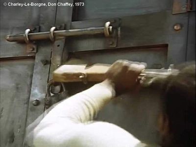   Charley-Le-Borgne  de Don Chaffey.     Photogramme 80. Le Soldat essaye désespérément d'ouvrir le cadenas avec un fusil.