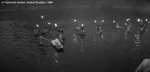 Photogramme - Foule 1 : Andreï Roublev, Plan 143.  La foule et l’étrange procession de la petite barque.