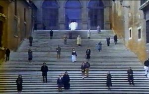 Photogramme - Escalier 5. : Nostalghia, Plan 103b. La disposition particulière des gens sur l'escalier monumentale : c'est une suggestion d'une "diagonale des fous".