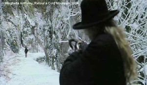   Retour à Cold Mountain  de Minghella Anthony.   Photogramme Puits 12. Ada menace “l'étranger” avec son fusil.