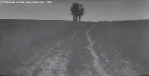Photogramme - Arbre 7 : Andreï Roublev, Plan 176. L'arbre qui abrite sous la pluie, la silhouette de Kyril et à droite la silhouette d'Andreï Roublev à gauche.