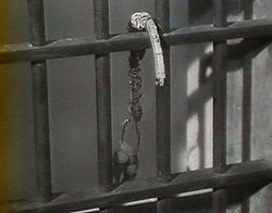 Photogramme - Crochet 4 : Un Condamné à Mort s'est échappé,  Fontaine fait des essais avec les crochets sur les barreaux de sa fenêtre.