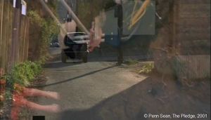  The Pledge  de Sean Penn.  1h 37’ 05’’.  Surimpression de la voiture du Magicien et de Chrissy qui se balance sur la balançoire.