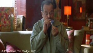  The Pledge  de Sean Penn.  Photogramme - 28.  1h 06’ 42’’.  Jerry fume beaucoup trop de cigarette. Pourquoi ? Lire la suite. 