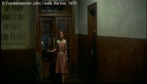  I walk  the line  de Frankenheimer John.  Photogramme - 20.  L’entrée d’Alma au commissariat. Ce n’est plus la même, elle a changé d’habits, elle porte une jolie robe au col large, les cheveux sont relevés en chignon.