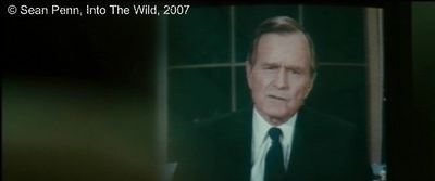 Photogramme 45 : Into The Wild, plan 940. N'ayant plus des papiers certifiant son identité, l'agent à la douane au poste frontière avec les États-Unis, lui demande d'attendre. Entre temps, Christopher regarde des images à la télévision : Le président George Bush père évoque les raisons de l'invasion en Irak.