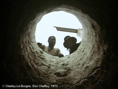   Charley-Le-Borgne  de Don Chaffey.     Photogramme 52.  Le Soldat scrute à son tour le fond du puits : «  Il m'a l'air à sec. »