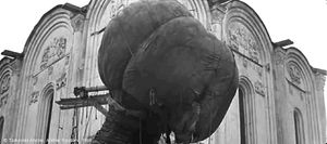 Photogramme - Mongolfière 1 : Andreï Roublev, Plan 1.  L'étrange montgolfière fabriquée à partir de diverses peaux de bêtes.