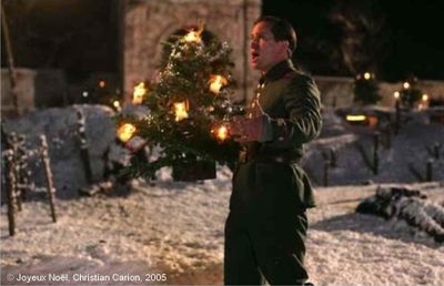 Joyeux Noël de Christian Carion.   Photogramme – Ligne 5. Nikolaus sort de la tranchée en portant, telle une torche, l'arbre de l'espoir. La « ligne » chante.