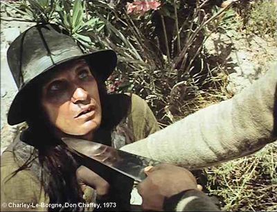   Charley-Le-Borgne  de Don Chaffey.     Photogramme 72.  Le Soldat tient le couteau pointé sur la gorge de l'Indien. Comme au photogramme 10.