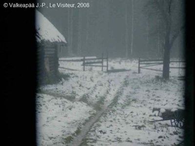 Le Visiteur, (Muukalainen), plan 482.  Plan d'ensemble de l'enclos sous la neige. Soudain, la barrière tombe dans un silence mortuaire.