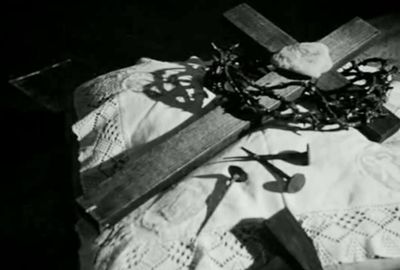  Viridiana de Luis Buñuel.     Photogramme - Croix 13 - Plan 11.  Gros plan du crucifix et des répliques des instruments de la crucifixion.