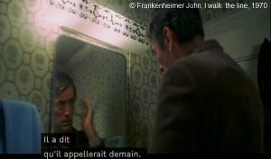  I walk  the line  de Frankenheimer John.   Photogramme 37 Le shérif devant le miroir de sa salle de bain. Il coiffe des mèches de cheveux.  Est-ce qu’il cherche à être coquet ?