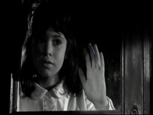  Viridiana de Luis Buñuel.     Photogramme  - Plan 53. Rita termine l'ascension de l'arbre et accède à la fenêtre, elle assiste à travers la vitre à la débauche de Don Jaime.