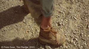  The Pledge  de Sean Penn.  Photogramme - 60.  1h 51’ 08’’. Jerry se gratte le pied droit, il ne porte pas de chaussettes. Pourquoi ?