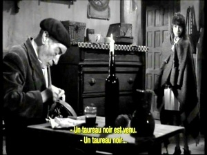  Viridiana de Luis Buñuel.     Photogramme 45 - Plan 46. Rita vient annoncer à Moncho qu’elle a vu un taureau noir.