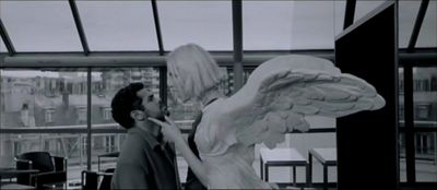 Angel-A de Luc Besson.  Photogramme 4.Une représentation métaphorique  d'un ange, au moment où Angel-A passe derrière la Vitoire de Samothrace. On peut ajouter que c'est un bel exemple de résonance.