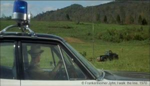  I walk  the line  de Frankenheimer John.  Photogramme - 6.  Le shérif qui observe la fuite du conducteur (Buddy McCain).