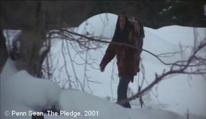  The Pledge  de Sean Penn.  Photogramme – 63.  0h 09’ 19’’.  1ère apparition de Toby, il porte une chemise à carreaux rouge, c’est l’air de rien, un indice très intéressant, il établit une relation avec la chemise à carreaux rouge de Lori.