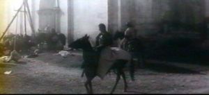 Photogramme Cape 3 : Andreï Roublev, Plan 228d. Le chef tatar coiffe la croupe de son cheval une cape claire.