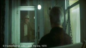   I walk  the line  de Frankenheimer John.   Photogramme 46 À son retour du commissariat, le shérif trouve son père assis dans une véranda en verre, qui ressemble à une cage en verre.