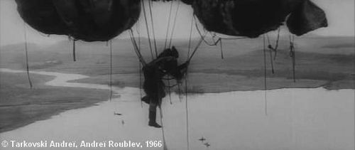 Andreï Roublev, plan 15. Efim, le « conducteur déterminé » de la montgolfière, réalise que le ballon se dégonfle.
