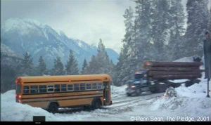  The Pledge  de Sean Penn.  Photogramme - 37.  1h 22’ 52’’.  Premier passage d’un camion (eighteen wheels) porteur d’énormes troncs d’arbres.