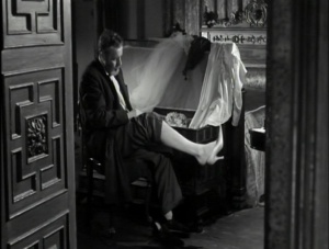  Viridiana de Luis Buñuel.     Photogramme - Plan 18. Don Jaime tente de passer à son pied une des chaussures de son épouse.