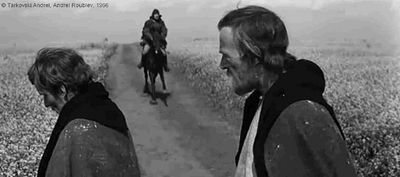 Photogramme - Chemin : Andreï Roublev, plan 147.  Le cavalier noir avance rapidement vers les deux peintres, pour disparaître aussitôt.