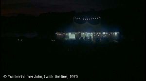   I walk  the line  de Frankenheimer John.   Photogramme 49. La tente géante illuminée avec des guirlandes alignées. Une ligne en pointillée.