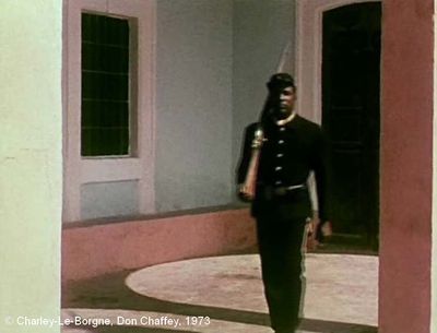   Charley-Le-Borgne  de Don Chaffey.     Photogramme 3.  Fusil à l'épaule, le Soldat garde l'entrée d'un édifice militaire.