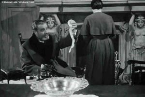  Viridiana de Luis Buñuel.     Photogramme – Épluchure 2. - Plan 40b. Don Jaime admiratif devant l’épluchure d’orange..