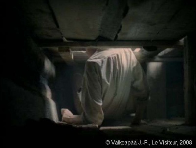  Le Visiteur, (Muukalainen), photogramme -  plan 17, l'Enfant se laisse glisser dans l'espace exigu, constitué en fait de deux planchers, le sol de la chambre et le plafond de la chambre de dessous, celle ou dort sa Mère.