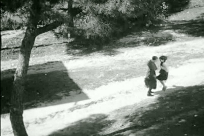  Viridiana de Luis Buñuel.     Photogramme 37 - Plan 39a. Viridiana et Rita sautent ensemble à la corde.