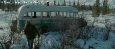  Photogramme 4  :  Into The Wild  Plan 82. Christopher traverse un fleuve, continue à marcher, et tout à coup, il découvre, du bas d’une colline, une structure métallique qui rappelle le toit d’un Bus.  C’est le « Magic Bus ».