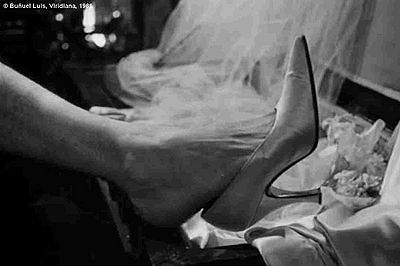  Viridiana de Luis Buñuel.     Photogramme - Plan 19a. Gros plan du pied féminin de Don Jaime.