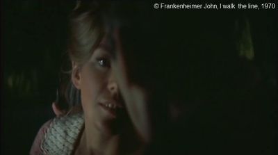  I walk  the line  de Frankenheimer John.  Photogramme - 34.  Le shérif commence par allonger son bras pour enlacer Alma, elle profite de ce geste pour l'embrasser.