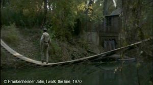  I walk  the line  de Frankenheimer John.   Photogramme 39 Le shérif marche sur un pont suspendu. Il marche littéralement sur la ligne.