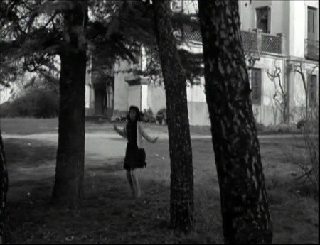  Viridiana de Luis Buñuel.     Photogramme 55 - Plan 75a. Rita continue de sauter à la corde sous l’arbre du pendu.