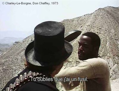   Charley-Le-Borgne  de Don Chaffey.     Photogramme 102. Le Soldat essaye d’assommer le Chasseur avec une poêle.
