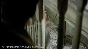   I walk  the line  de Frankenheimer John.   Photogramme 74. Alma trouve enfin le shérif, assis au milieu d'un escalier.