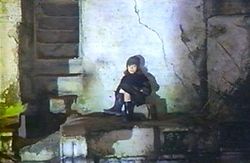 Photogramme Angela : Nostalghia, Plan 90b. La disposition particulière de la petite fille, assise sur un petit rocher.