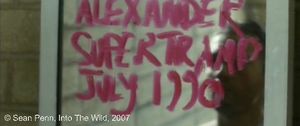  Photogramme 23  :  Into The Wild  Plan 371. Muni du rouge à lèvres, Christopher écrit sur toute la largeur du miroir : « Alexander Supertramp, July 1990. »