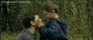 Photogramme - Yeux 3 : Le Maître, Plan 211. 1h. 40' 24".  L’enfant aveugle, Jas, se précipite vers son père, lui touche le visage, et lui dit avec un grand bonheur : Papa.