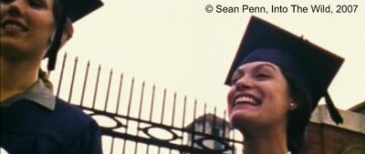  Photogramme 11  :  Into The Wild  Plan 209. Les jeunes diplômés lancent leur chapeaux (graduation hat) dans le ciel. Des images en flashback défilent : le jour où les parents de Christopher ont reçu leurs diplômes à l’université de Grey Oak.