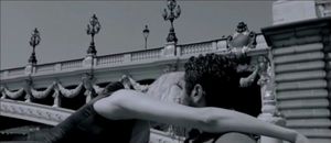 Angel-A de Luc Besson.  Photogramme 3.Le baiser de l'ange.